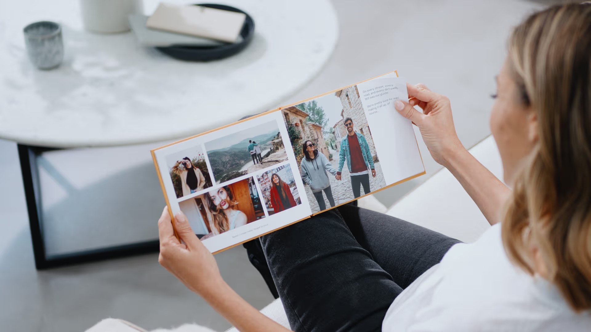 Album photo Popsa ouvert avec photos imprimées et application mobile