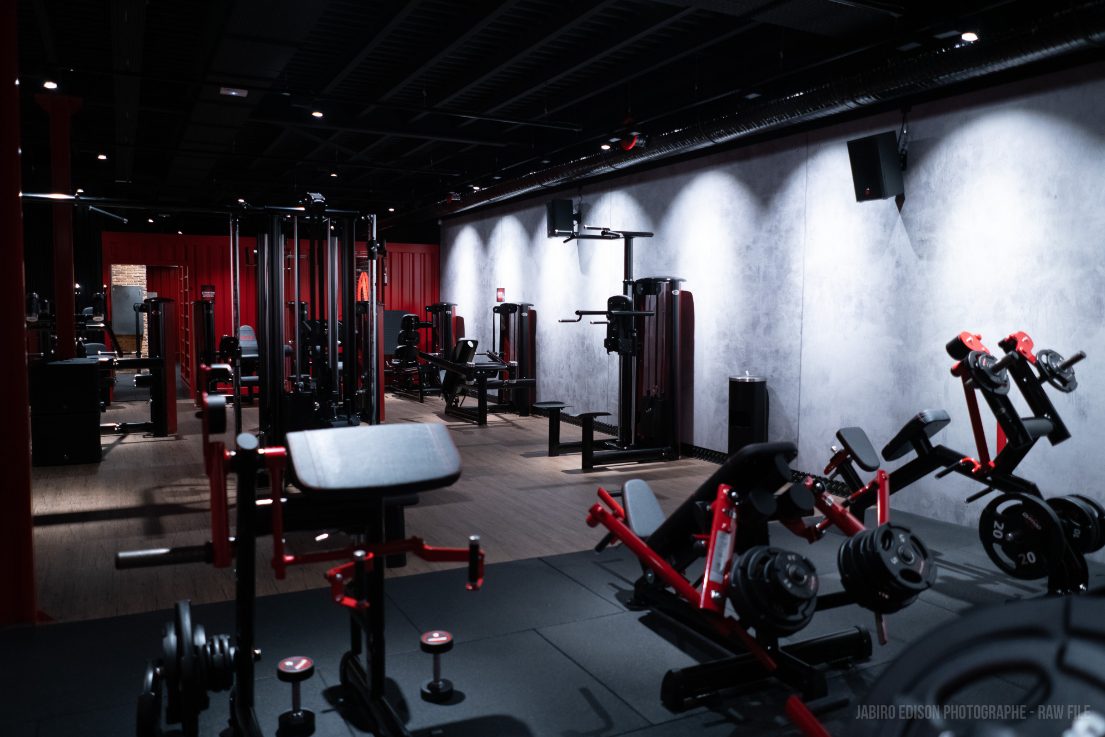 Salle de sport On Air Fitness avec espace musculation et plateau cardio-training