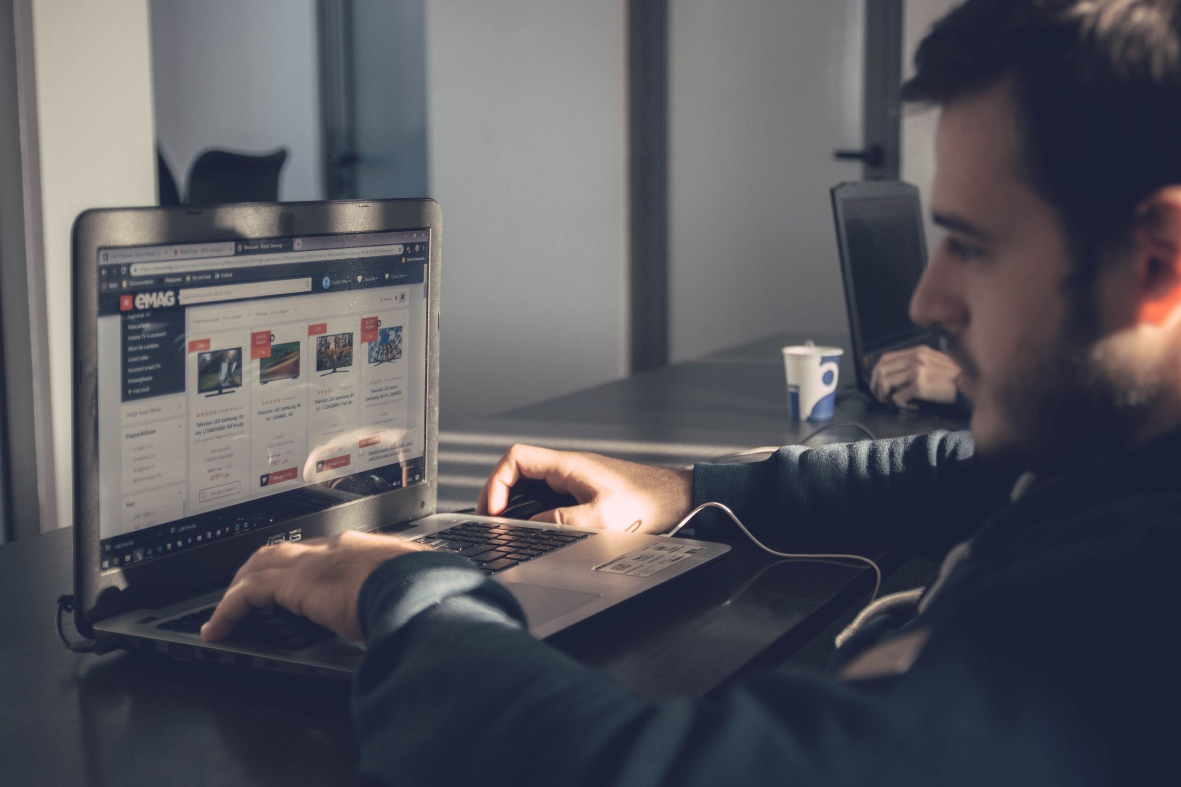 Interface du simulateur d'aides financières Wizbii sur un écran