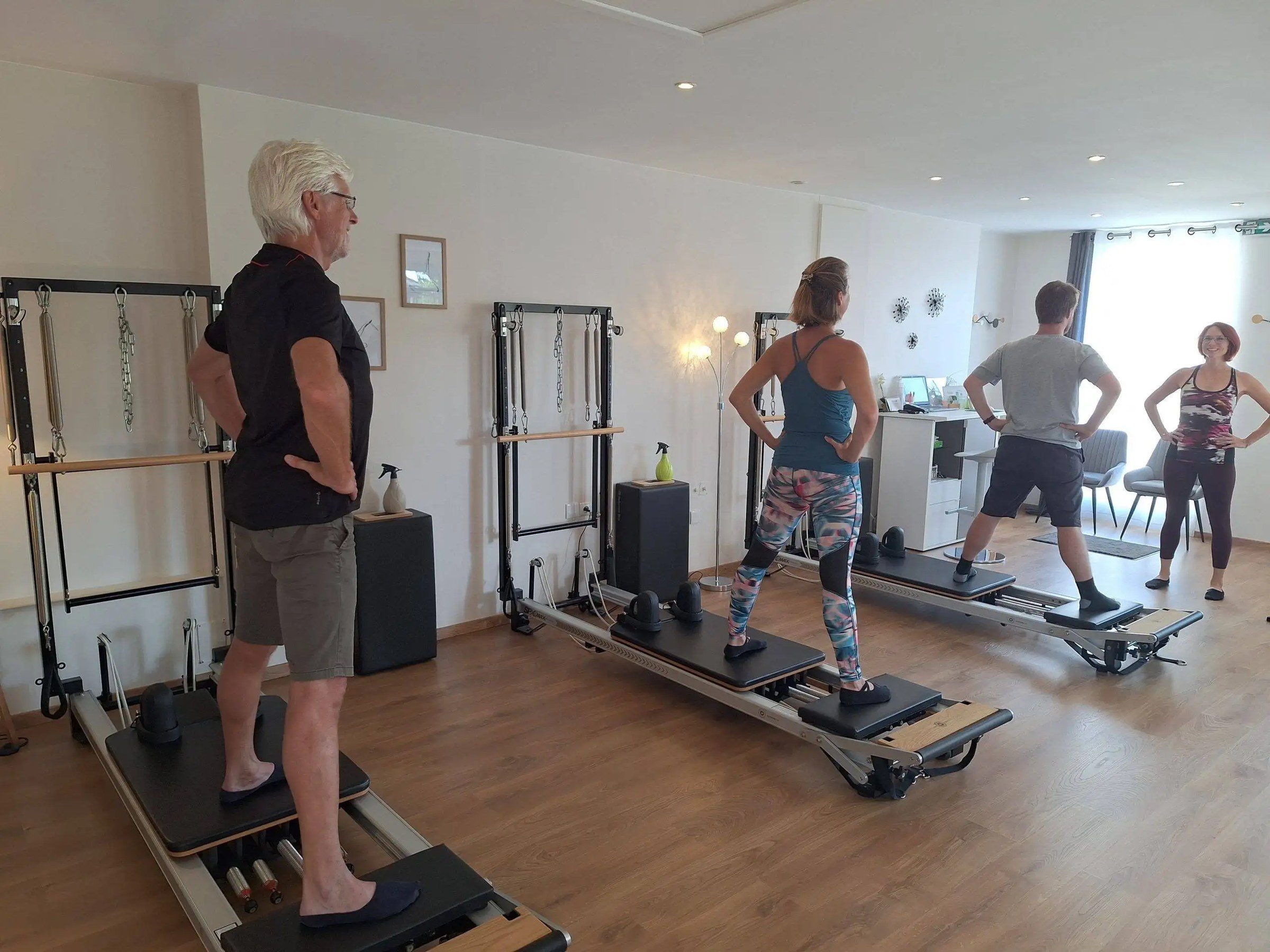 Participantes à un cours de pilates à Lyon dans un studio, installées sur des tapis