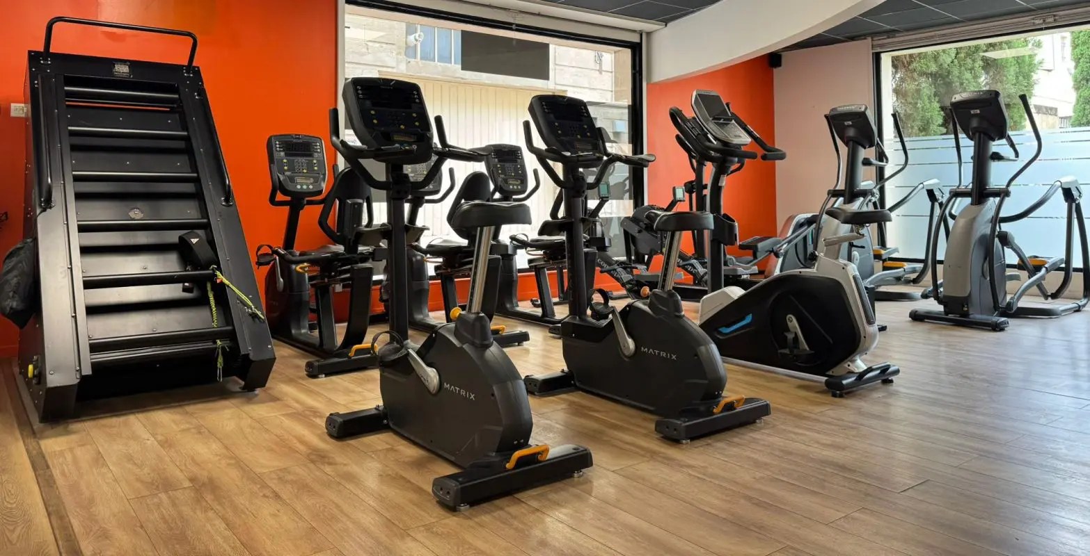 Espace de cardio et de musculation dans une salle de sport à Avignon